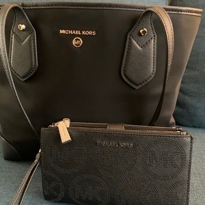 Michael Kors Large Tote/Wallet set